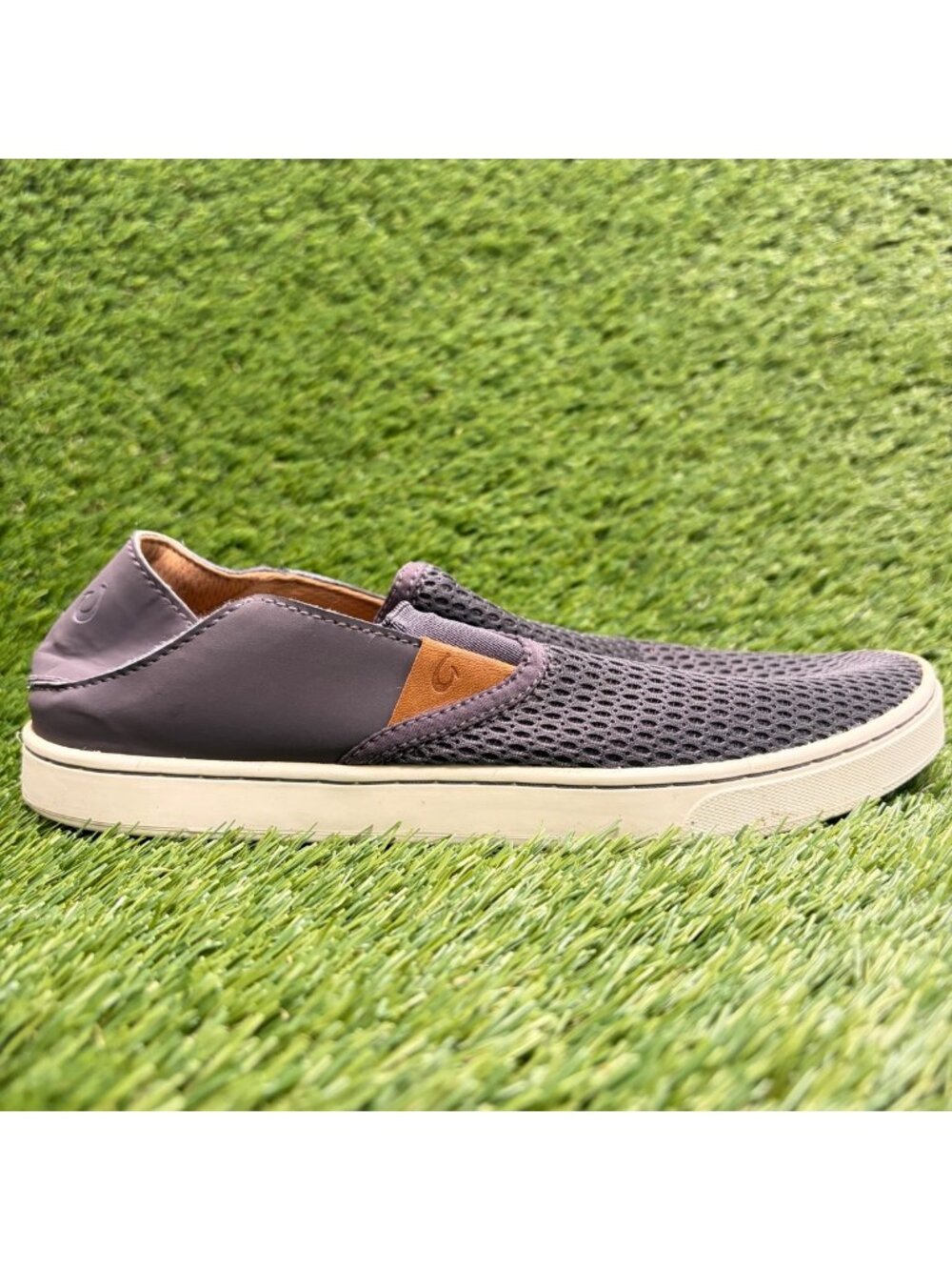 OluKai Pehue Pavement Gray White Womens Size 8 Athletic Slip-On Shoes Sneakers